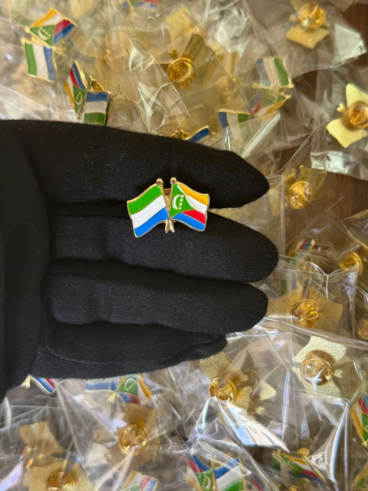 Custom pin badges flag design enamel pins, high quality custom lapel pins used for events, branding, and promotional enamel pin badges.