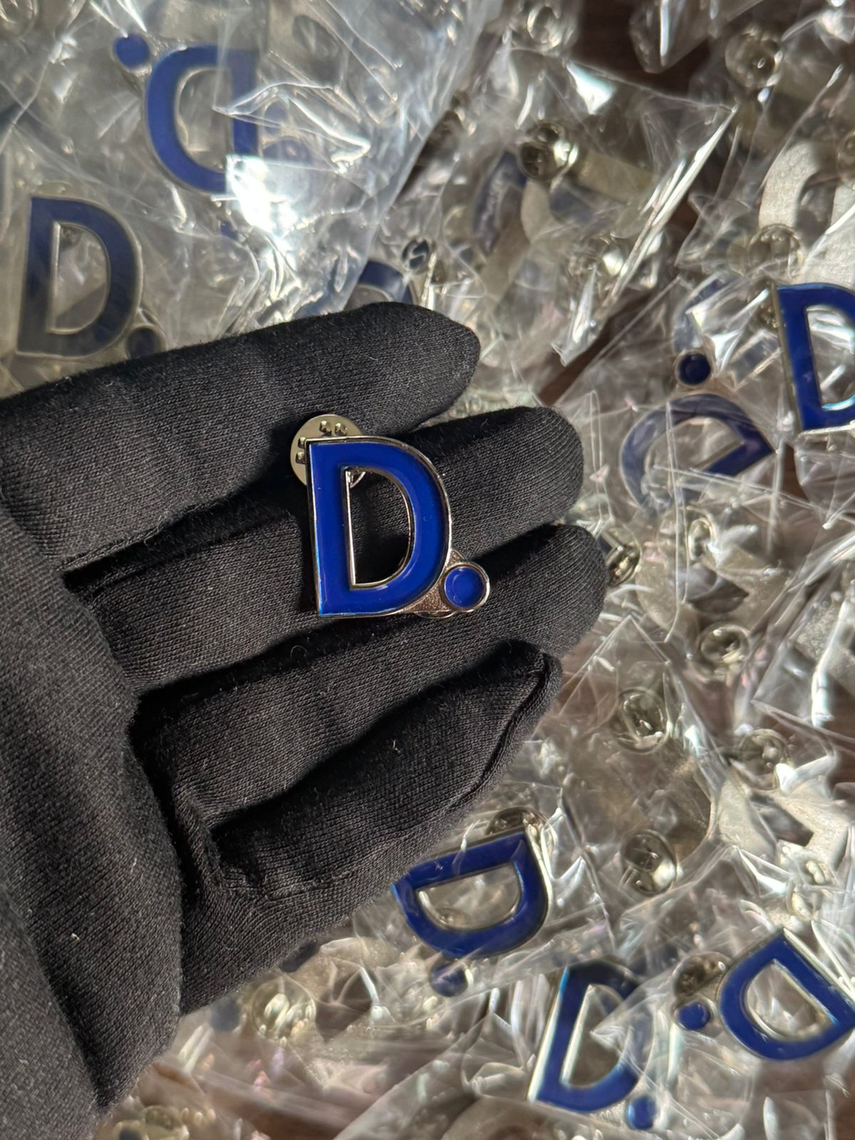 Custom pin badges logo design enamel pins, premium custom lapel pins for branding, corporate identity, and professional enamel pin badges.